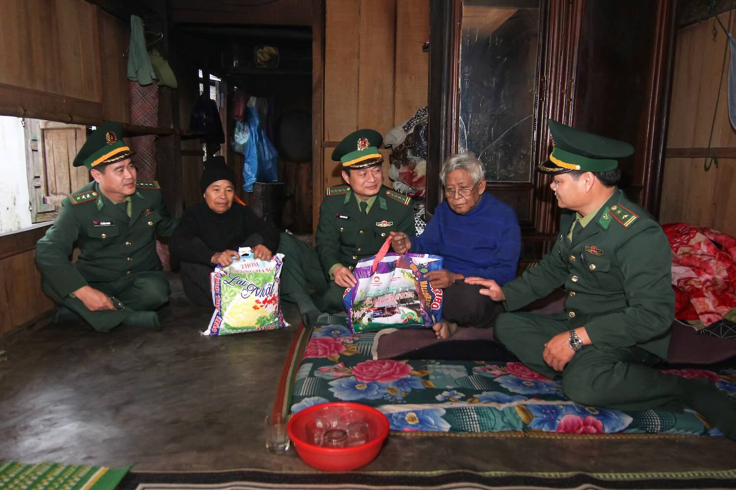 Hue City Border Guard visited and presented gifts to policy beneficiaries and families in difficult circumstances. Photo: Vo Tien.