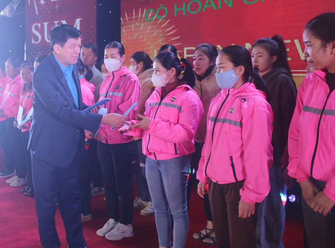 Chairman of Nghe An Provincial Labor Federation Kha Van Tam presents gifts to workers of Viet Glory Company Limited in the program "Tet Sum Vay - Spring of gratitude to the Party" in 2025. Photo: Duy Chuong