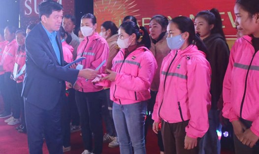 Chủ tịch LĐLĐ tỉnh Nghệ An Kha Văn Tám trao quà cho công nhân Công ty TNHH Viet Glory trong Chương trình “Tết Sum vầy - Xuân ơn Đảng” năm 2025. Ảnh: Duy Chương