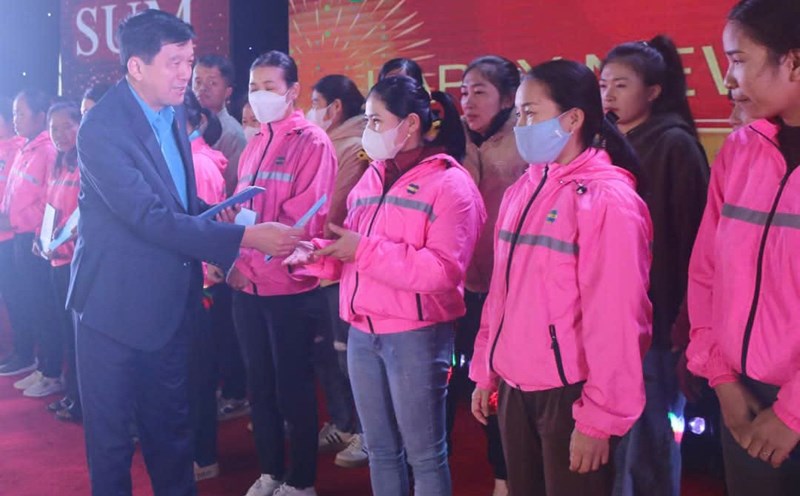 Chairman of Nghe An Provincial Labor Federation Kha Van Tam presents gifts to workers of Viet Glory Company Limited in the program "Tet Sum Vay - Spring of gratitude to the Party" in 2025. Photo: Duy Chuong