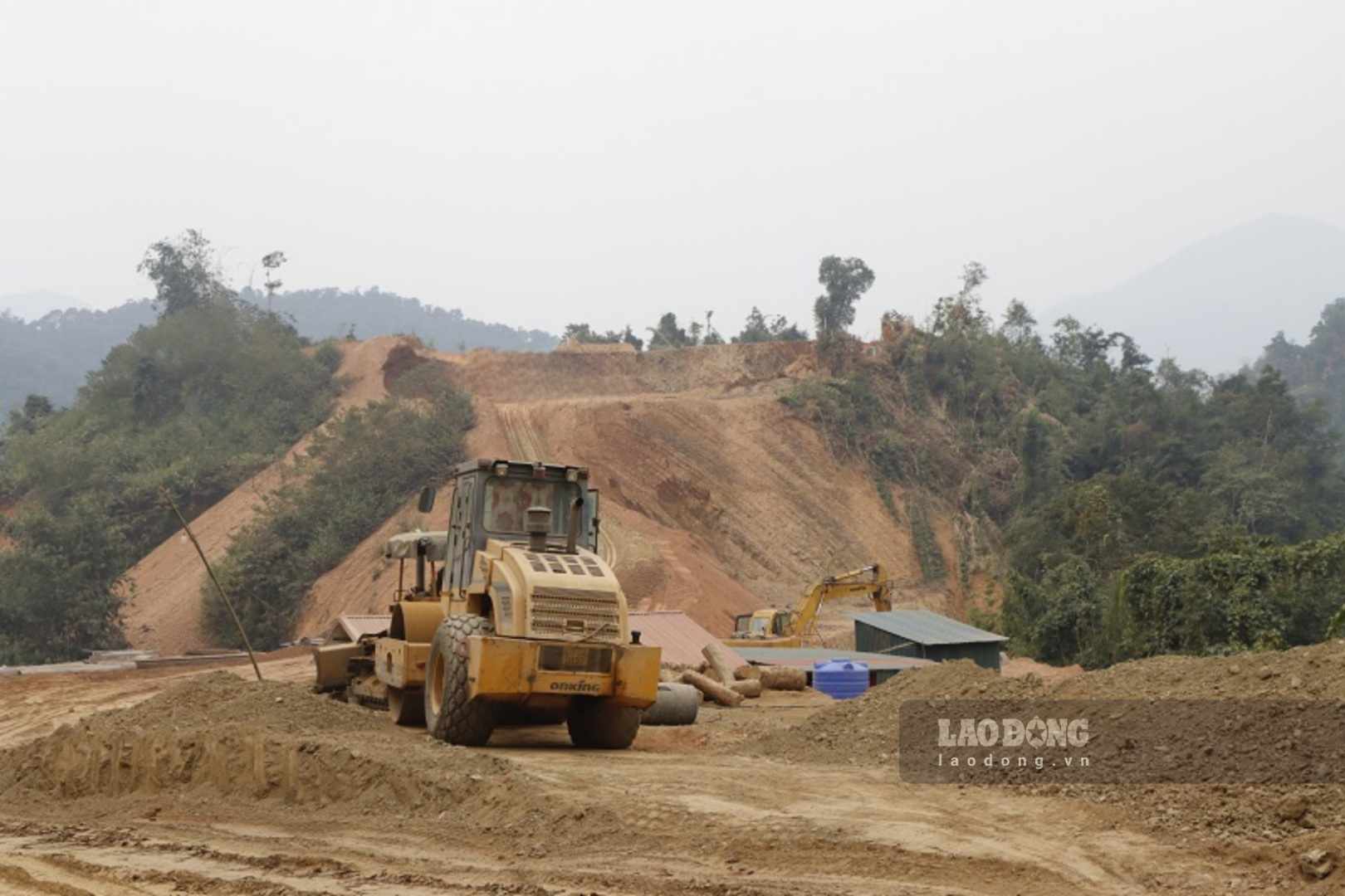 Trên công trường dự án tuyến đường hồ Nặm Cắt. Ảnh: Lam Thanh