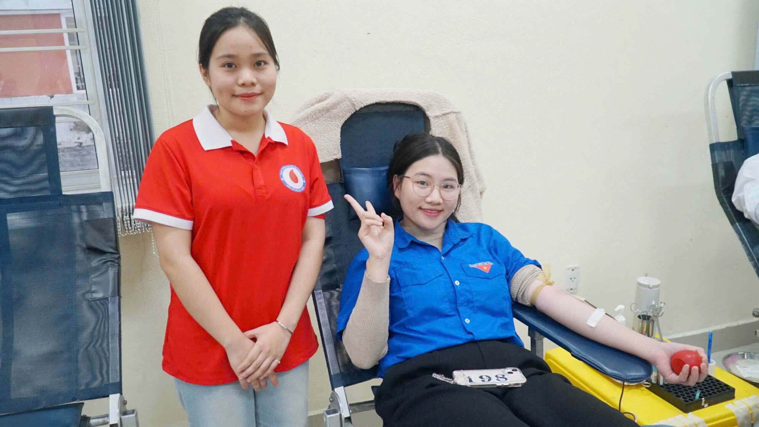 Union members donate blood to save lives. Photo: Quang An.