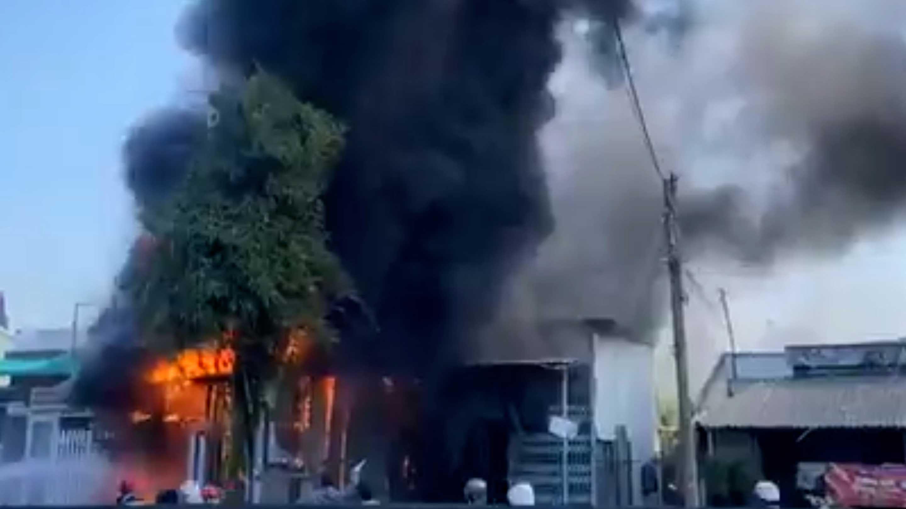 House in Long An on fire, smoke billowing high