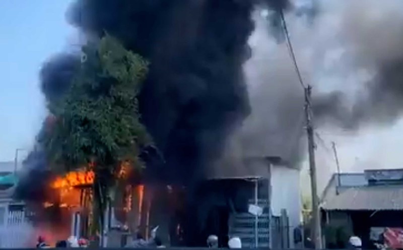 House in Long An on fire, smoke billowing high