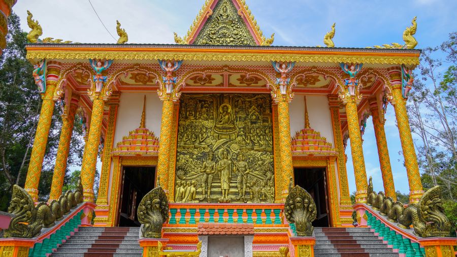 Ran Naga duoc trang tri ngay loi di vao chinh dien voi y nghia bao ve, cau noi giup con nguoi toi duoc coi hanh phuc.