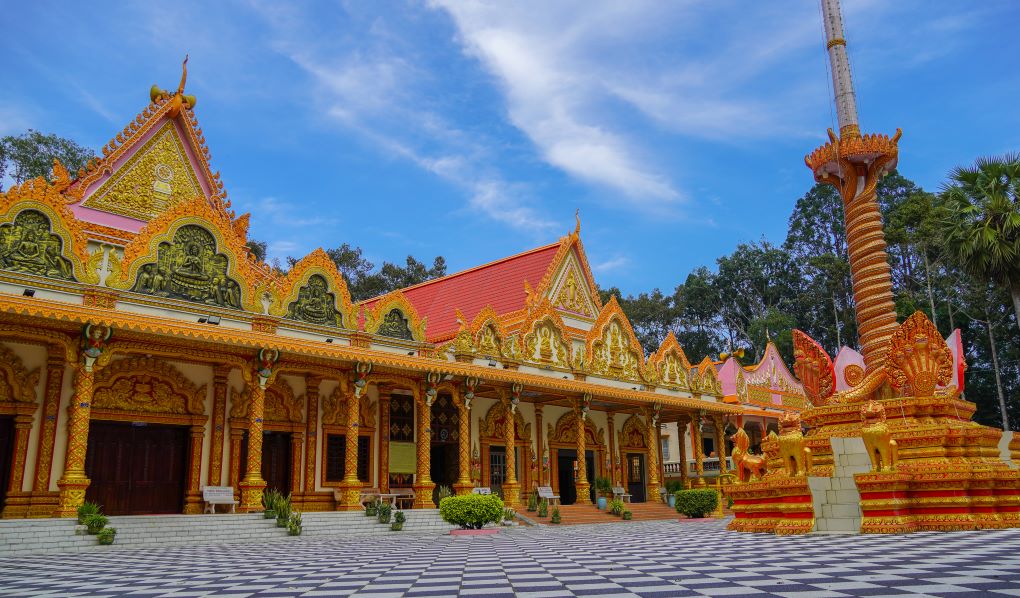 Tai cac ngoi chua Khmer hinh tuong ran Naga ngu tri tren cac mai chua, cong rao, cot co voi y nghia bao ve khong gian yen tinh, bao ve duc Phat. Dong thoi ran con bieu trung cho su thinh vuong, sinh thanh, phat trien, nang do va on dinh the gioi.