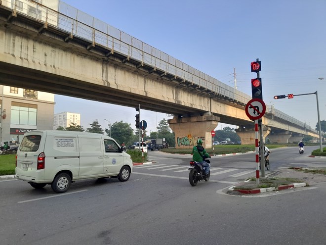 Thông thường gặp đèn đỏ, xe không ưu tiên sẽ phải dừng lại, không được phép vượt đèn đỏ, trừ trường hợp cấp thiết. Ảnh: Xuyên Đông
