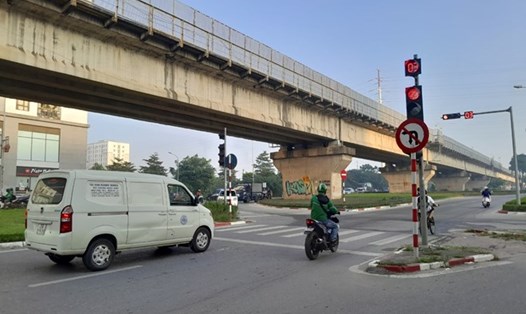 Thông thường gặp đèn đỏ, xe không ưu tiên sẽ phải dừng lại, không được phép vượt đèn đỏ, trừ trường hợp cấp thiết. Ảnh: Xuyên Đông