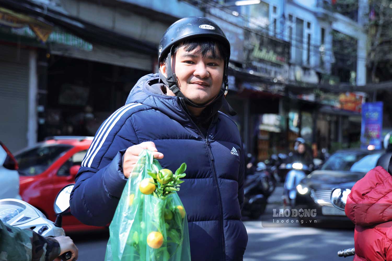 Tranh thu ngay nghi cuoi tuan, anh Nguyen Ngoc Hung (Hoang Mai, Ha Noi) cung vo di mua quat de ve trang tri nha va mang den co quan. Theo anh Hung, gia cac loai hoa va quat nam nay khong tang nhieu so voi moi nam. Anh rat ung y khi mua duoc cay quat nho co gia 150.000 dong.