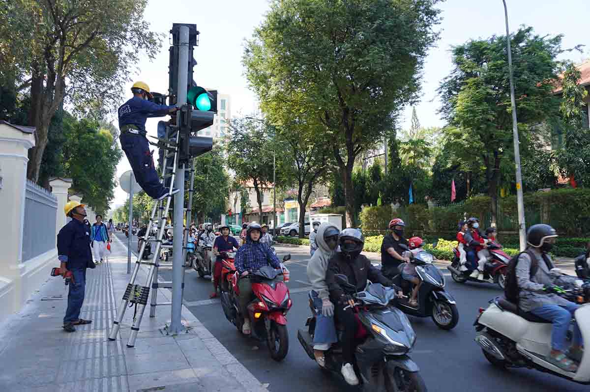 The Nguyen Thi Minh Khai - Nam Ky Khoi Nghia intersection in Ho Chi Minh City has been installed with a traffic light allowing motorbikes to turn right on red. Photo: Nhu Quynh