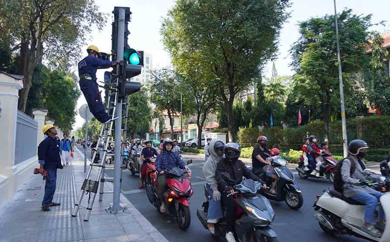 The Nguyen Thi Minh Khai - Nam Ky Khoi Nghia intersection in Ho Chi Minh City has been installed with a traffic light allowing motorbikes to turn right on red. Photo: Nhu Quynh