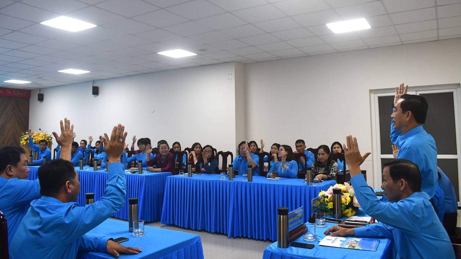 Voting to pass the Resolution on streamlining the apparatus of the Ba Ria - Vung Tau Trade Union. Photo: Tuyet Mai