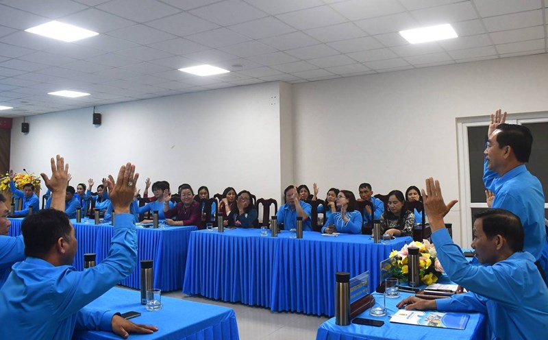 Voting to pass the Resolution on streamlining the apparatus of the Ba Ria - Vung Tau Trade Union. Photo: Tuyet Mai