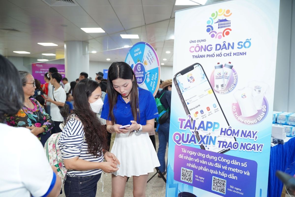 The experience booths received the attention and interest of Ho Chi Minh City residents. Photo: Van Anh