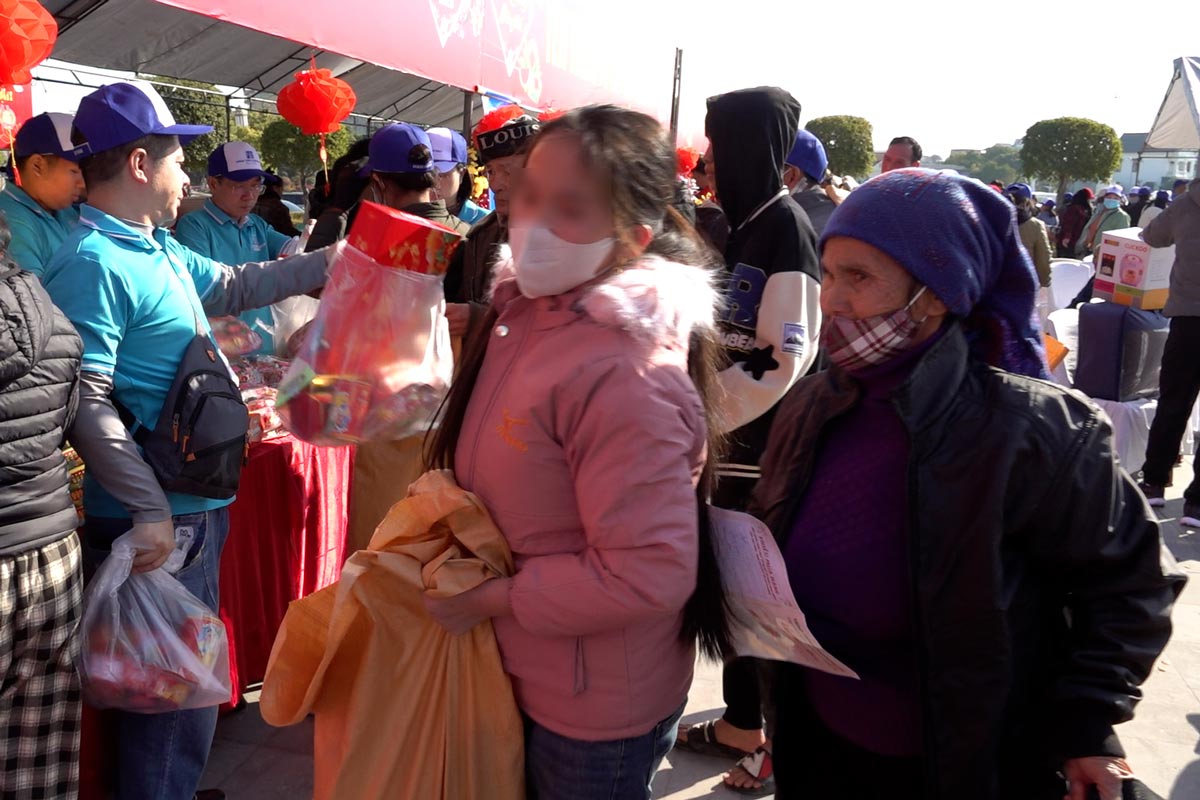 Bustling shopping for Tet at the free Tet market in Mong Cai city. Photo: Doan Hung