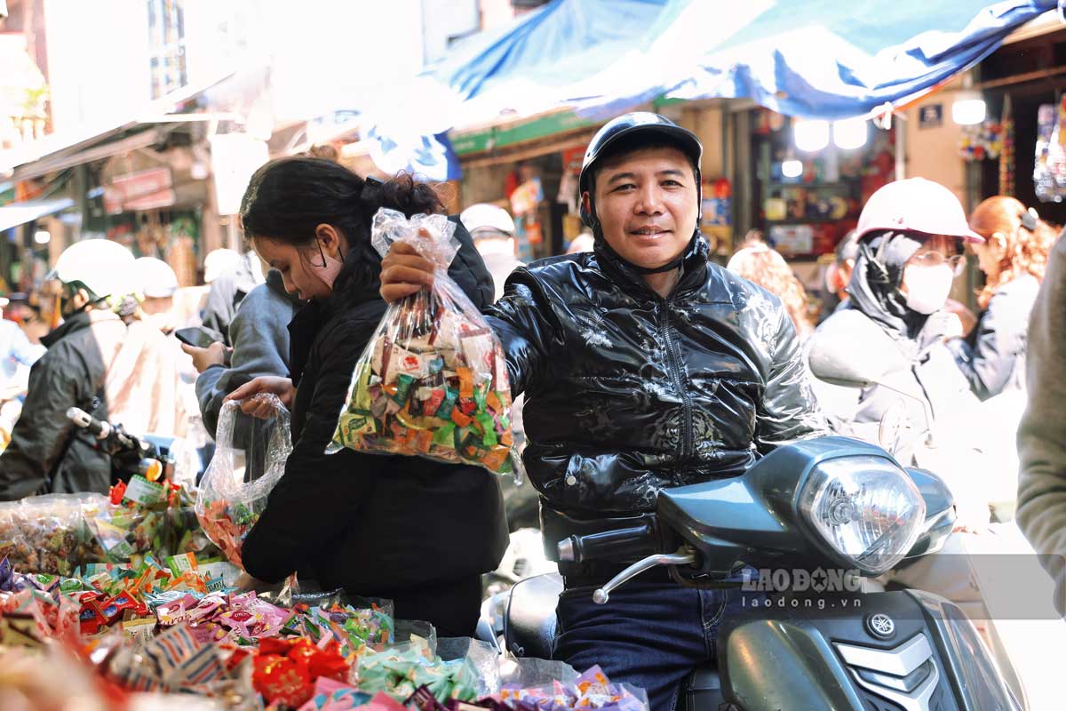 Tranh thu dip chua qua nhieu khach, anh ... (Hoang Mai, Ha Noi) da cung vo len “thu phu banh keo” de mua do an Tet som. Theo anh... banh keo nam nay khong tang gia nhieu so voi moi nam, tat ca cac loai banh keo deu co gia ban hop ly nen mua ban rat thoai mai.