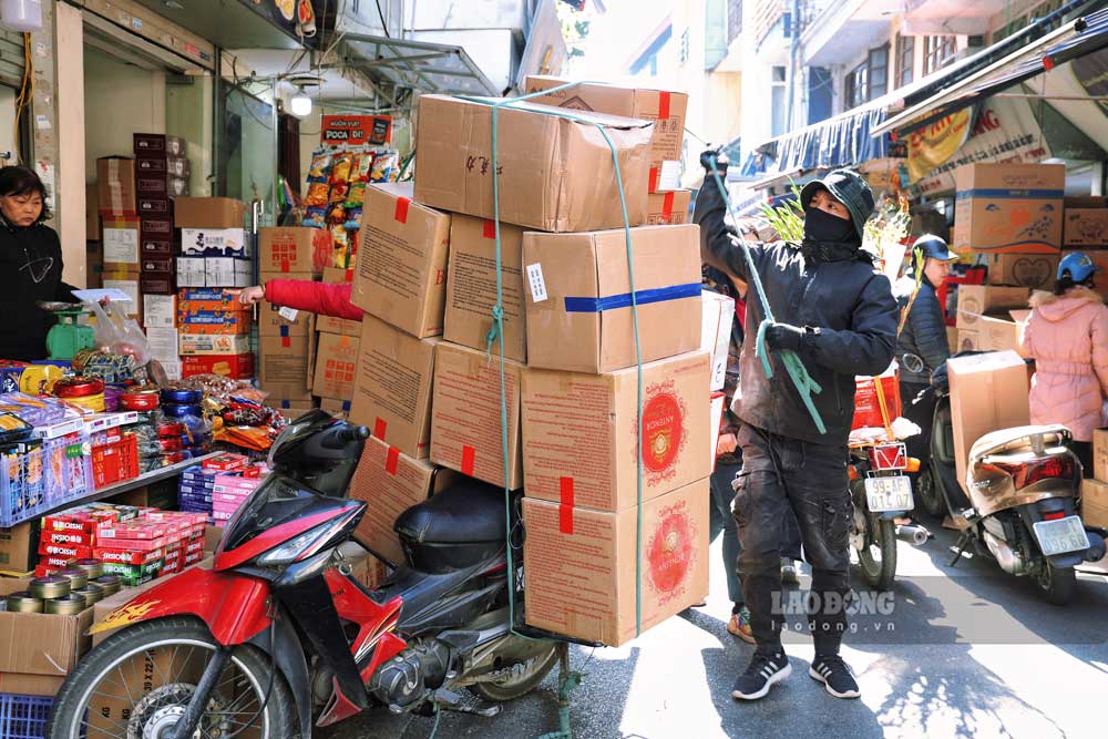 Cac tieu thuong tat bat van chuyen hang phuc vu cho nhu cau mua sam cua nguoi dan.