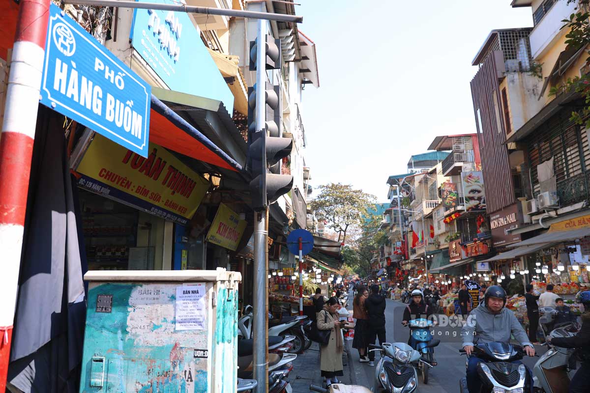 Pho Hang Buom (Hoan Kiem, Ha Noi) la con pho noi tieng sam uat nhat nhi Ha Noi ve viec kinh doanh buon ban cac loai banh keo.