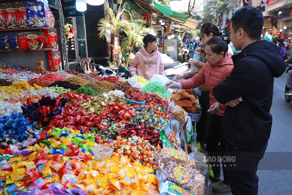 Nhung ngay gan Tet, con pho Hang Buom va cac tuyen pho lan can lai nhon nhip canh nguoi mua, nguoi ban banh keo, qua Tet.