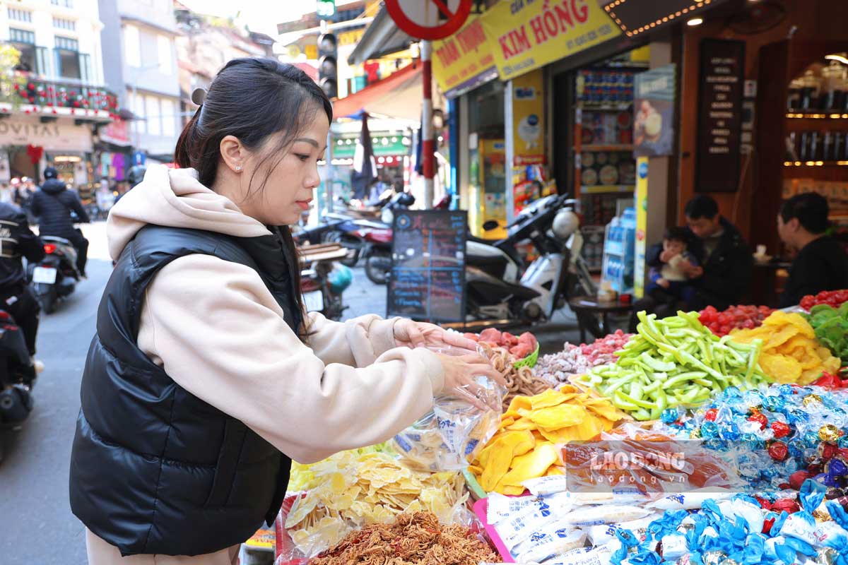 Chi Tran Thuy Ly (tieu thuong tren pho Hang Buom) cho biet, nha chi co du loai mut voi gia ban dao dong khoang 200.000 dong - 250.000dong/can.