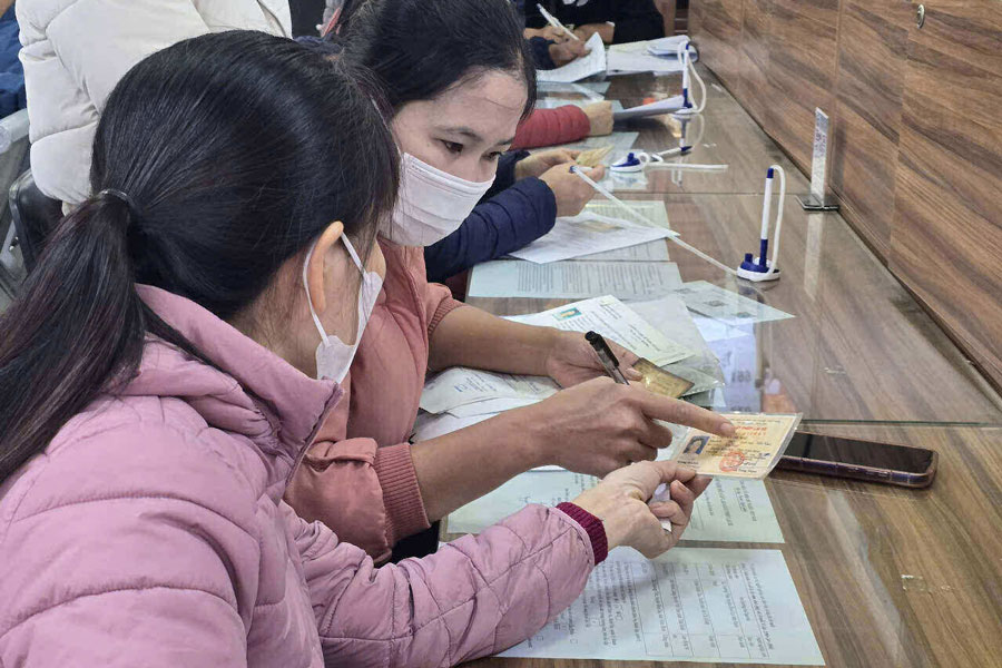 If citizens and businesses need to change documents, they should contact the one-stop department at local levels for instructions. Photo: Nguyen Truong