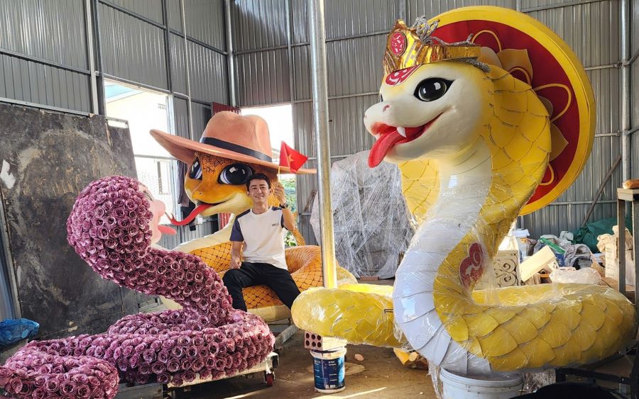 Mr. Dinh Van Tam with some completed small snake mascots. Photo: Character provided
