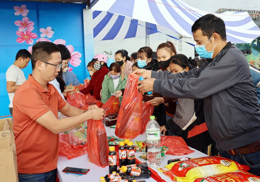 Doan vien, nguoi lao dong mua hang “Cho Tet Cong doan” nam 2025 duoc to chuc tai Cong doan Khu kinh te Dung Quat va cac Khu cong nghiep tinh Quang Ngai. Anh: Vien Nguyen.