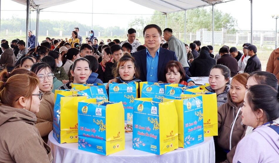 Mr. Nguyen Phuc Nhan - Chairman of Quang Ngai Provincial Labor Federation presents gifts and wishes a Happy New Year to workers. Photo: Vien Nguyen.