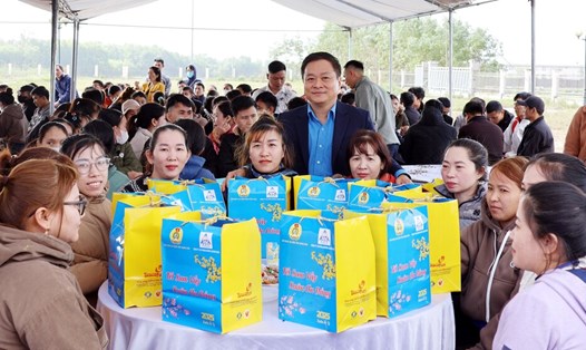 Ông Nguyễn Phúc Nhân - Chủ tịch Liên đoàn Lao động tỉnh Quảng Ngãi trao quà, chúc Tết người lao động. Ảnh: Viên Nguyễn.