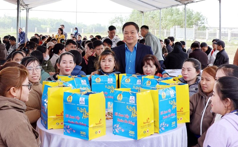 Mr. Nguyen Phuc Nhan - Chairman of Quang Ngai Provincial Labor Federation presents gifts and wishes a Happy New Year to workers. Photo: Vien Nguyen.