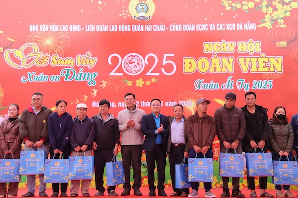 Hai Chau District Trade Union (Da Nang City) presented 1,800 gifts to workers. Photo: Nguyen Linh