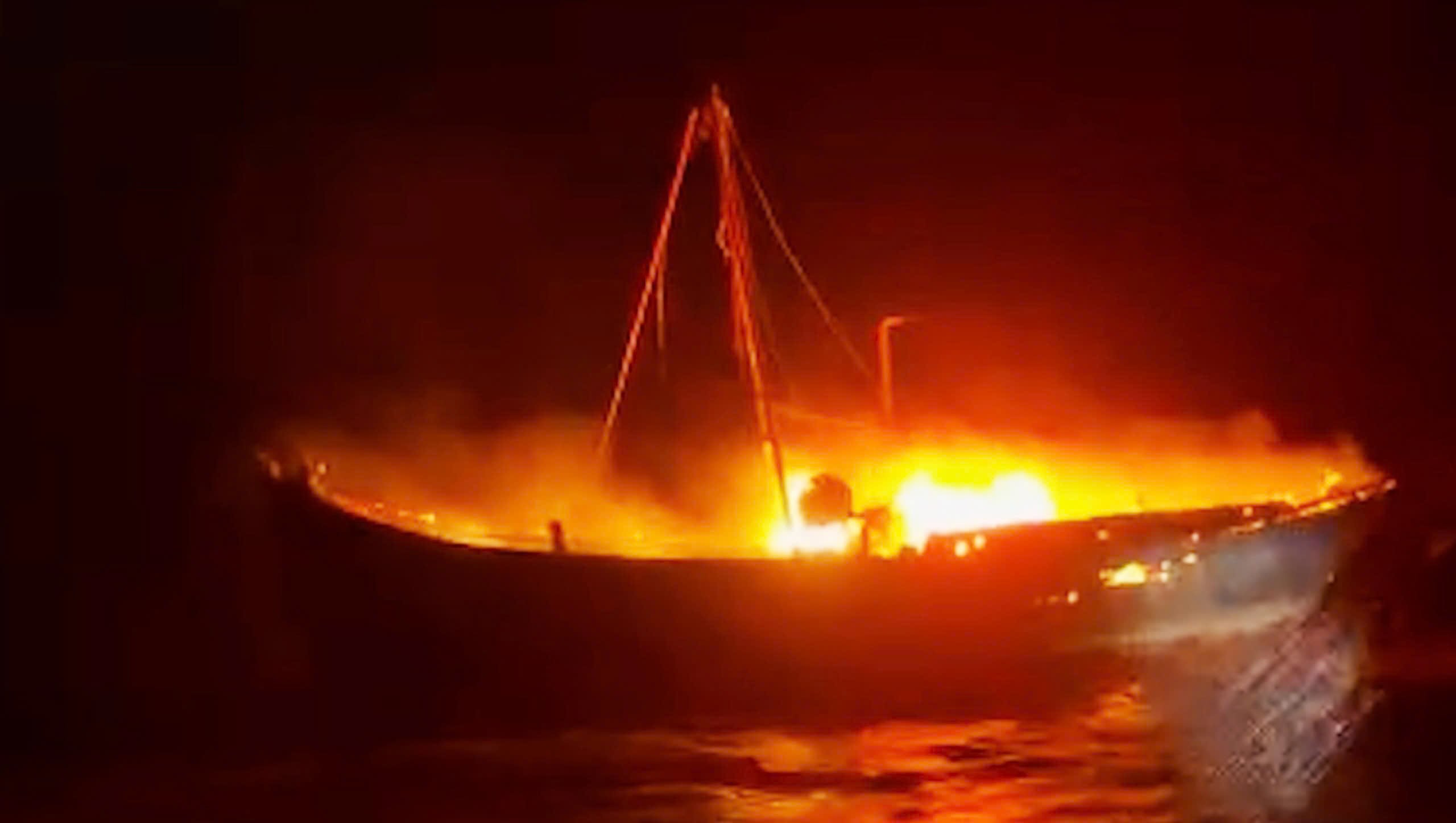 Fishing boat on fire at sea in Quang Binh. Photo: Border Guard