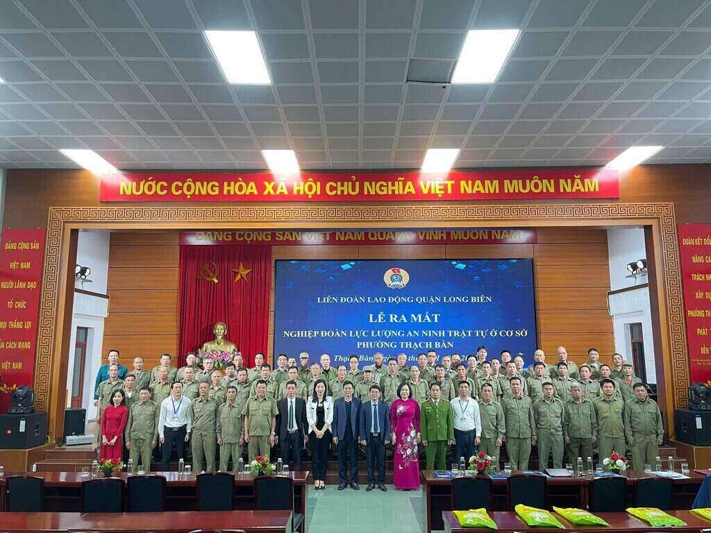 Long Bien District Labor Federation presented the Decision to establish the Security and Order Force Union at the grassroots level of Thach Ban Ward. Photo: Trade Union