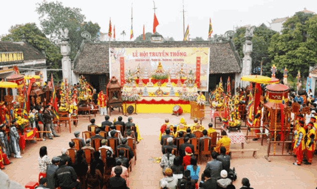 Le hoi duoc to chuc gom hai phan: phan le va phan hoi, phan le gom, le dang huong ruoc sac phong, long dinh, ruoc mam ngu qua. Phan hoi gom to chuc dua thuyen nam nu, nau com thi tren song va tro choi bat vit. 