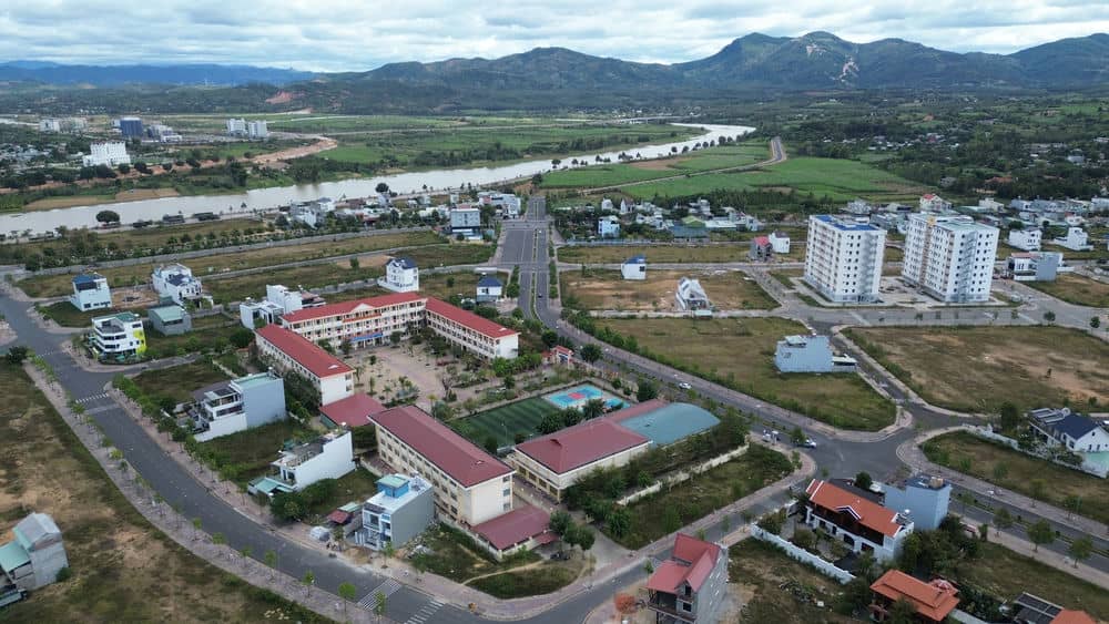 Many areas of land in the southern urban area of ​​Dak Bla have been used to build houses and schools. Photo: Thanh Tuan