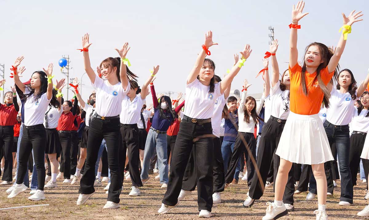 Hundreds of Nghe An workers burned themselves out in a vibrant dance to open the program "Tet Sum Vay - Xuan Ung Dang" in 2025. Photo: Quang Dai