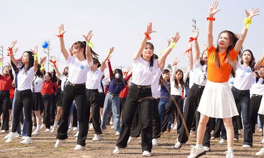 Hàng trăm công nhân Nghệ An cháy hết mình trong điệu nhảy sôi động khai mạc chương trình "Tết sum vầy - Xuân ơn Đảng" năm 2025. Ảnh: Quang Đại
