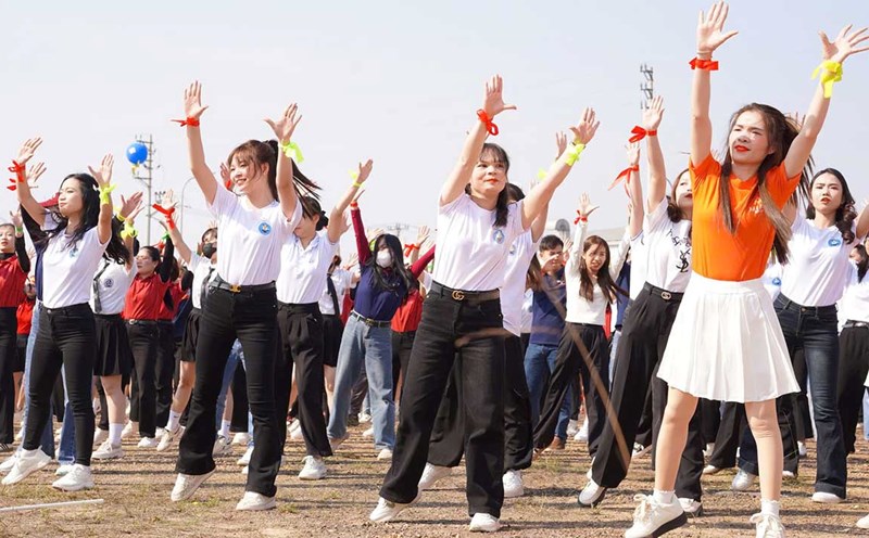 Hundreds of Nghe An workers burned themselves out in a vibrant dance to open the program "Tet Sum Vay - Xuan Ung Dang" in 2025. Photo: Quang Dai