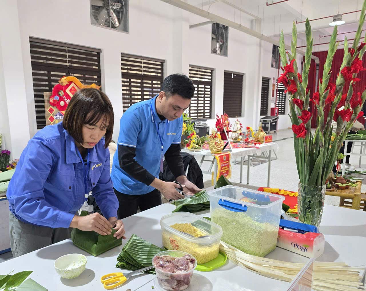 Union members and workers show off their Chung cake wrapping skills right at the workplace. Photo: Nguyen Truong