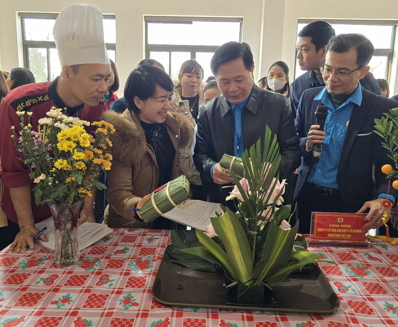 Ban giam khao cham diem cho cac doi thi. Anh: Nguyen Truong