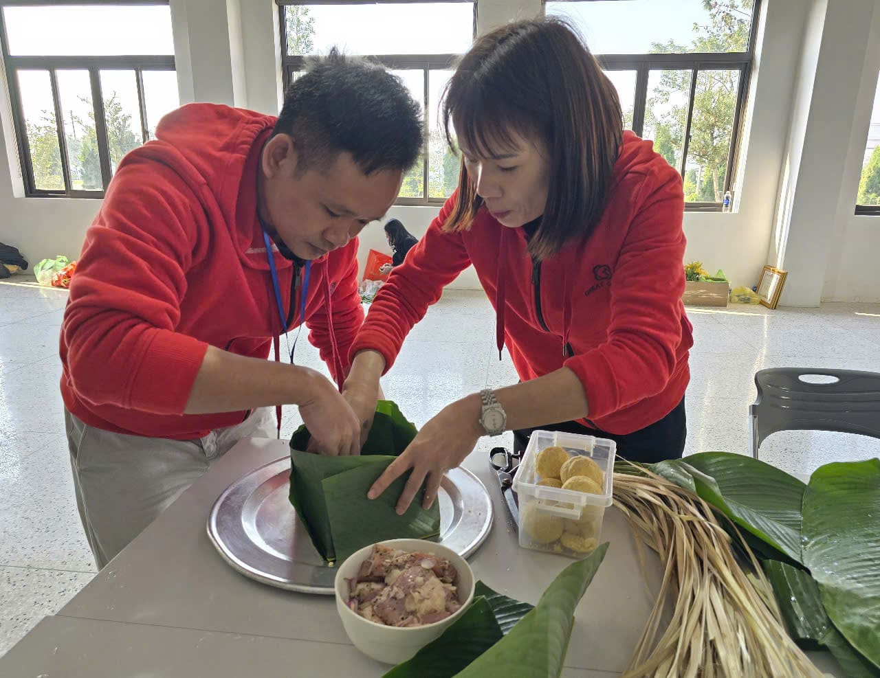 Cac doi thi tranh tai o noi dung goi banh chung. Anh: Nguyen Truong