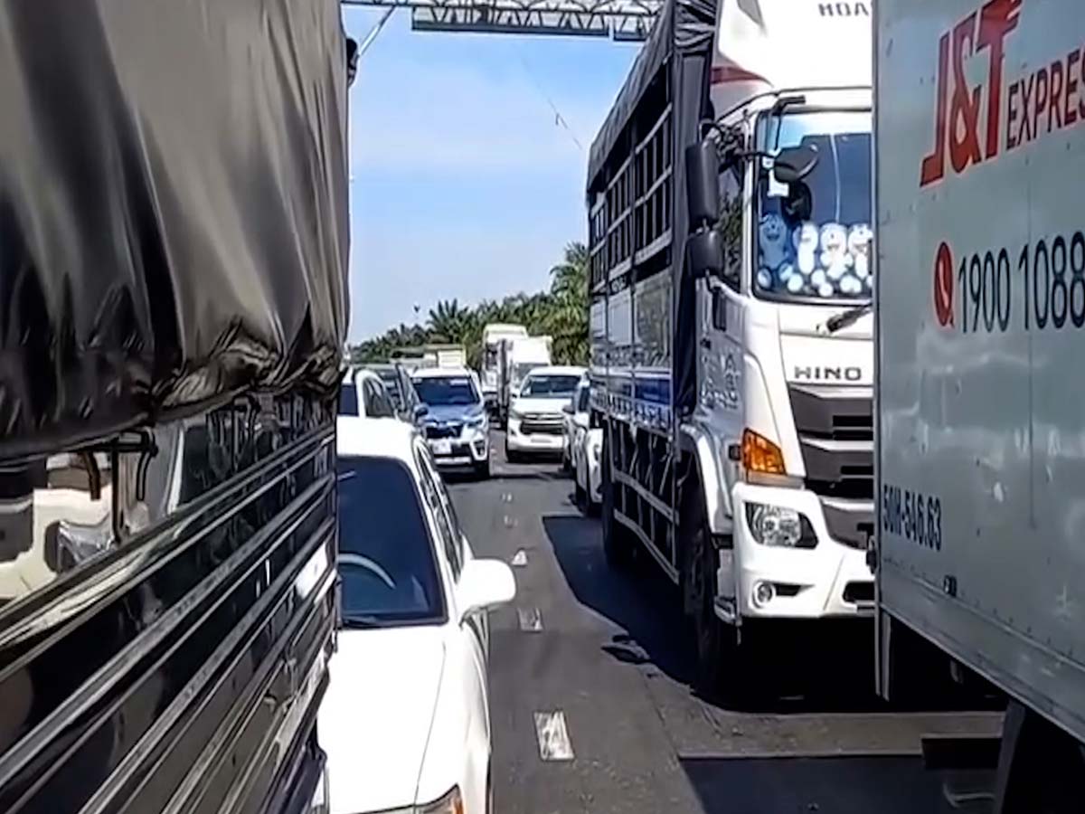 The traffic light at Vo Chi Cong - La Xuan Oai lost its signal, forcing drivers to stop on the road, causing a long traffic jam. Photo: Cut from clip