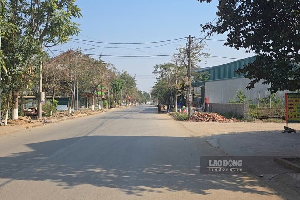 The bid package for the project to renovate and pave sidewalks on inner-city roads in Lam Thao district is worth more than 50 billion VND. Photo: To Cong.
