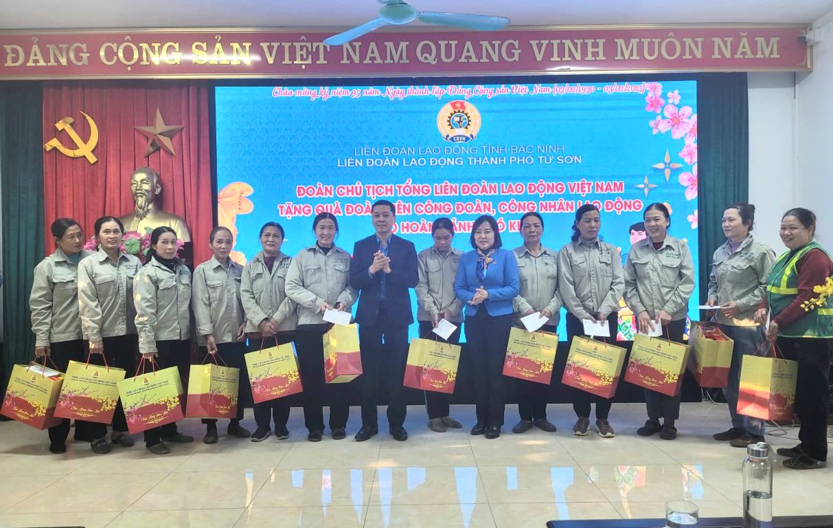 Mr. Nguyen Duc Thinh, Member of the Presidium, Head of the External Relations Department of the Vietnam General Confederation of Labor and Ms. Nguyen Thi Van Ha, President of the Bac Ninh Provincial Confederation of Labor presented gifts to workers. Photo: Q. Hung