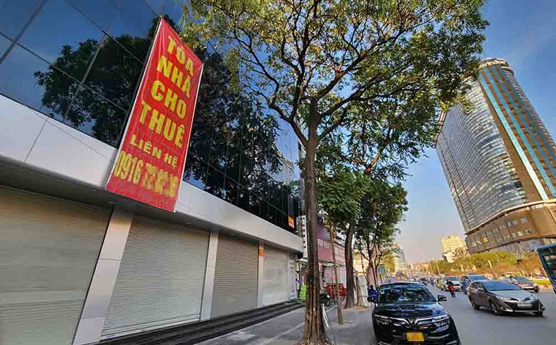 Many stores are worth billions, in good locations but have difficulty renting. Photo: Cao Nguyen.