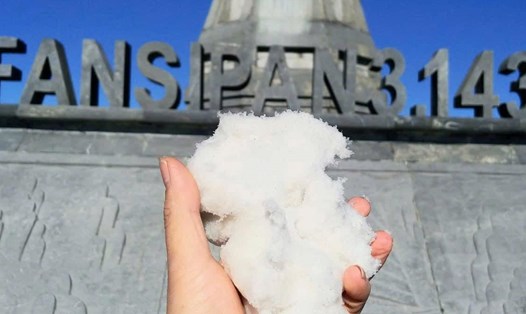 Giới trẻ nô nức lên núi săn băng giá. Ảnh: Đơn vị cung cấp.