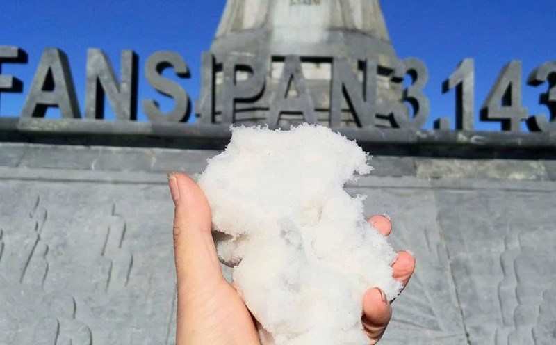 Young people flock to the mountains to hunt for ice. Photo: Provided by the unit.