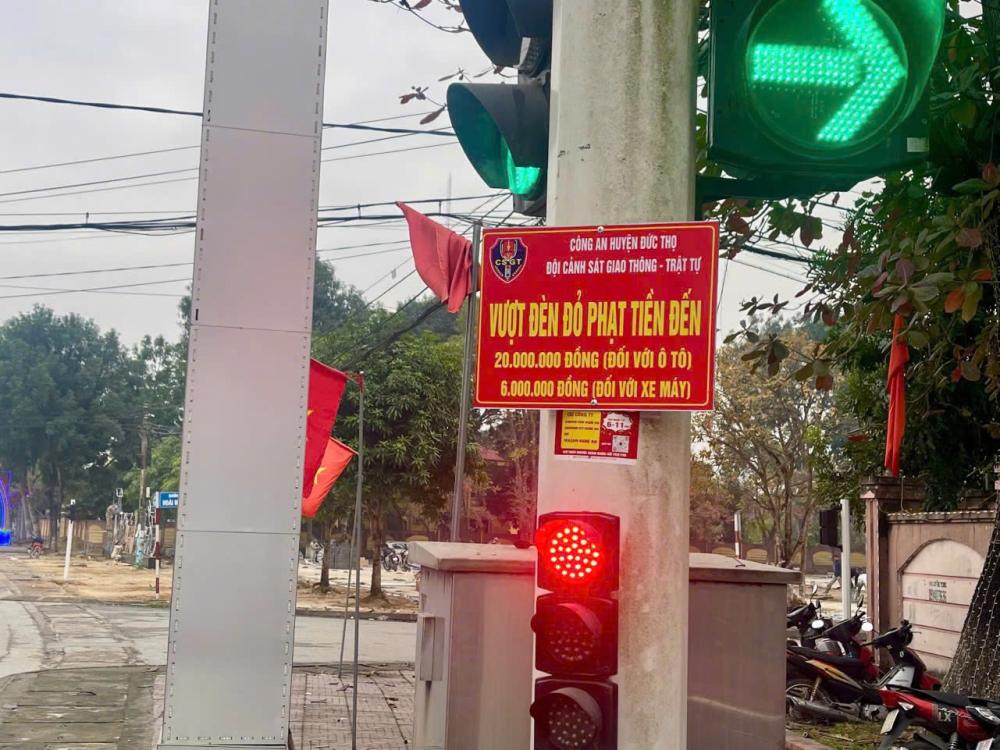 New red light violation penalty sign recently installed by Duc Tho District Traffic Police. Photo: Ha Tinh Police.