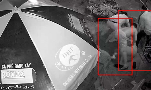 Tài xế bị hành hung, dùng ghế khung kim loại đập vào đầu.