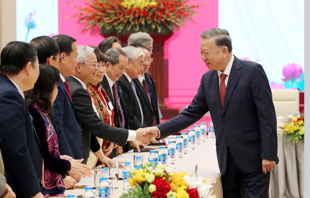 General Secretary To Lam meets with intellectuals and scientists. Photo: Tran Huan
